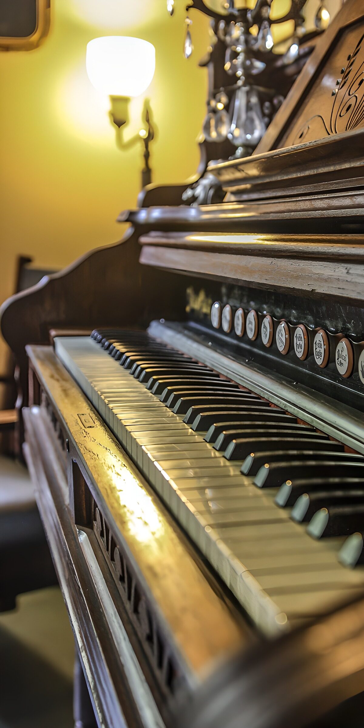 Altes Harmonium im warmen Lampenlicht