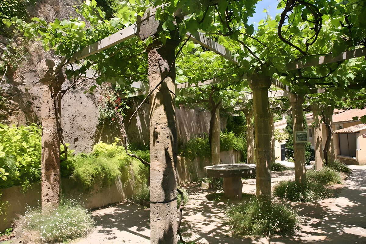 Sonnige Pergola mit steinernen Säulen