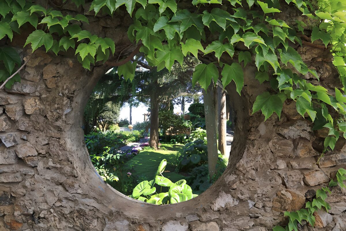 Gartenblick durch die alte Steinmauer