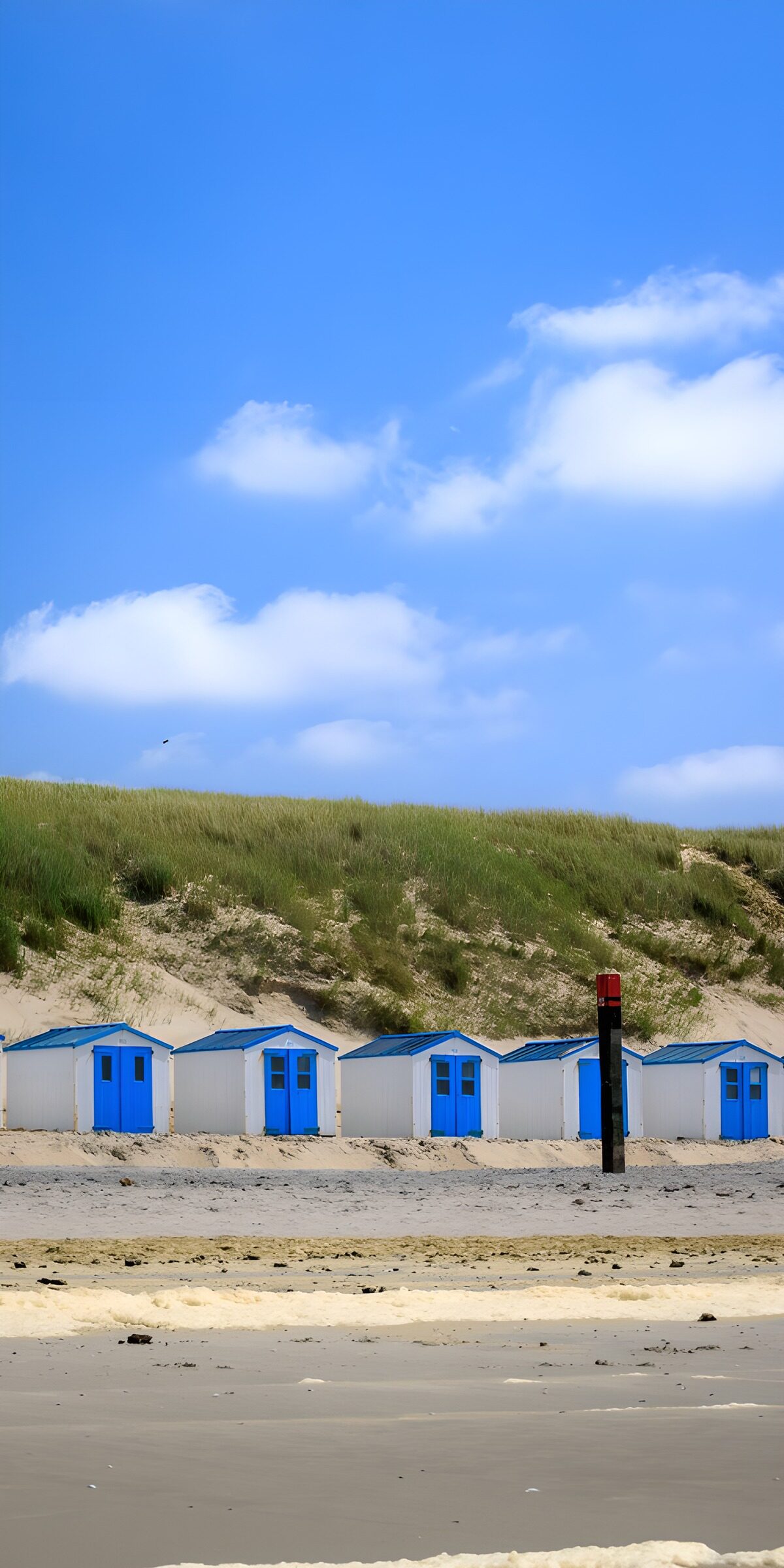 Blau-weiße Strandhütten in Dünenruhe