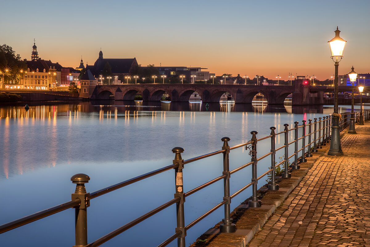 Bogenbrücke und Ufer im Abendlicht