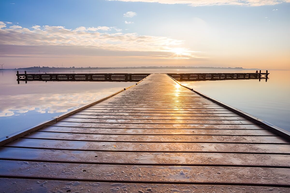 Ein Steg zwischen Himmel und Wasser