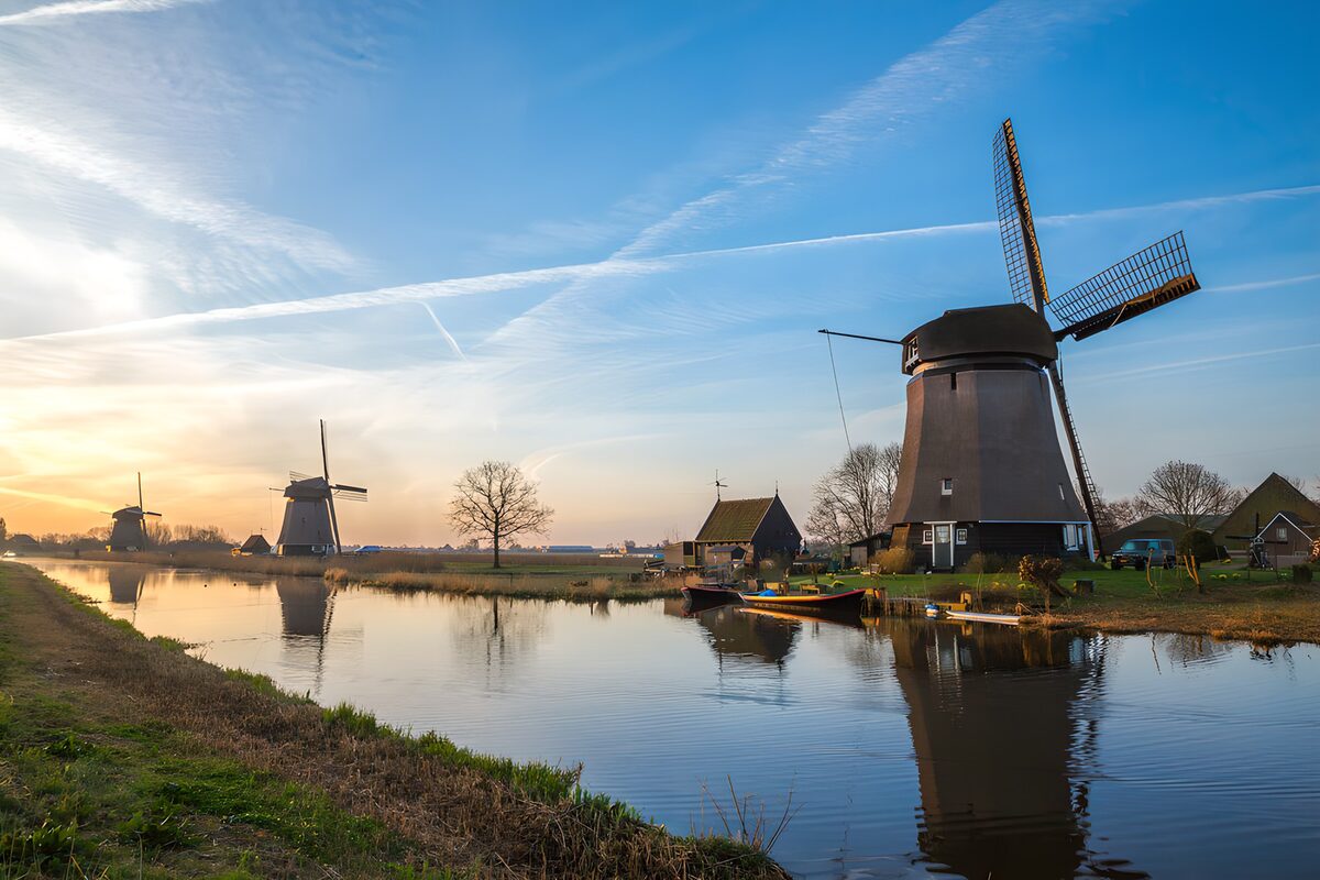 Drei Windmühlen am Kanal im Abendlicht