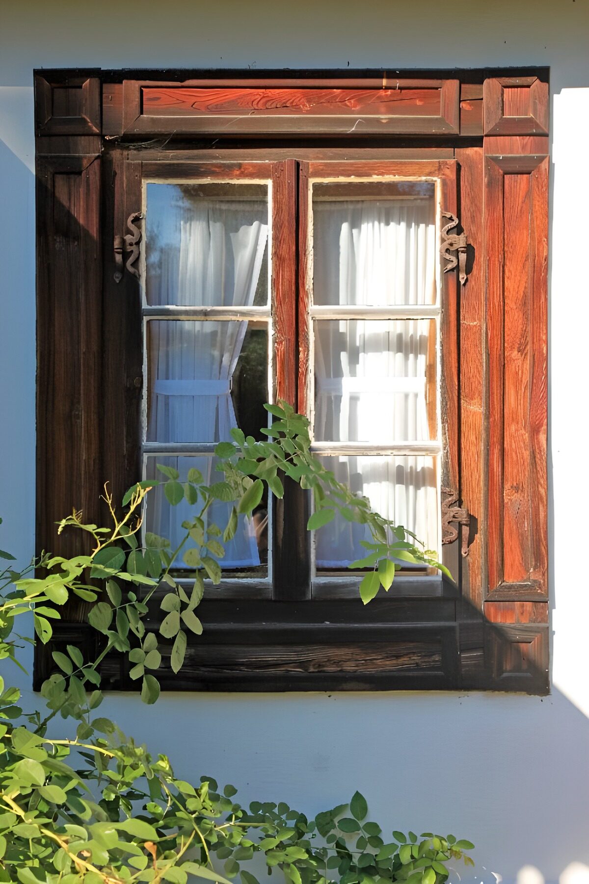 Dunkles Holzfenster im Sonnenlicht