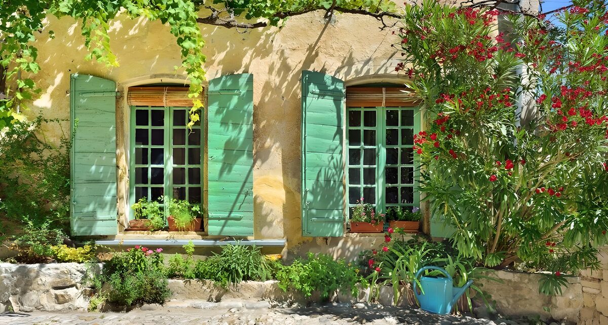 Gelbe Hauswand mit grünen Fensterläden