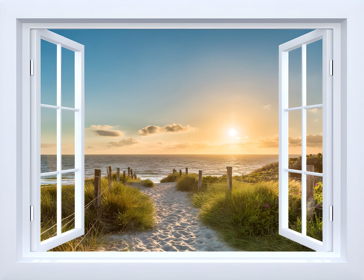 Offenes Fenster zum Meer im goldenen Licht