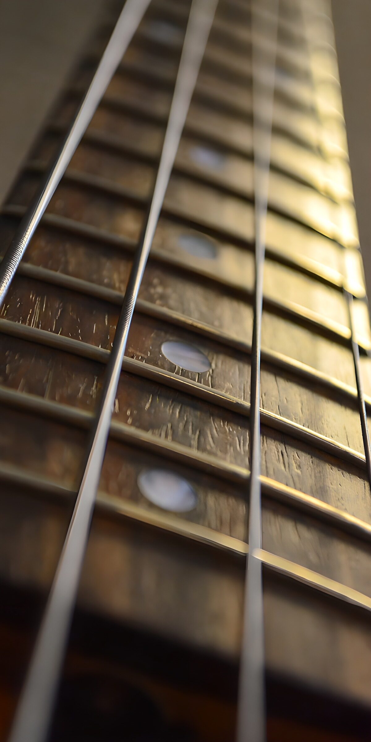 Gitarrengriffbrett im warmen Licht