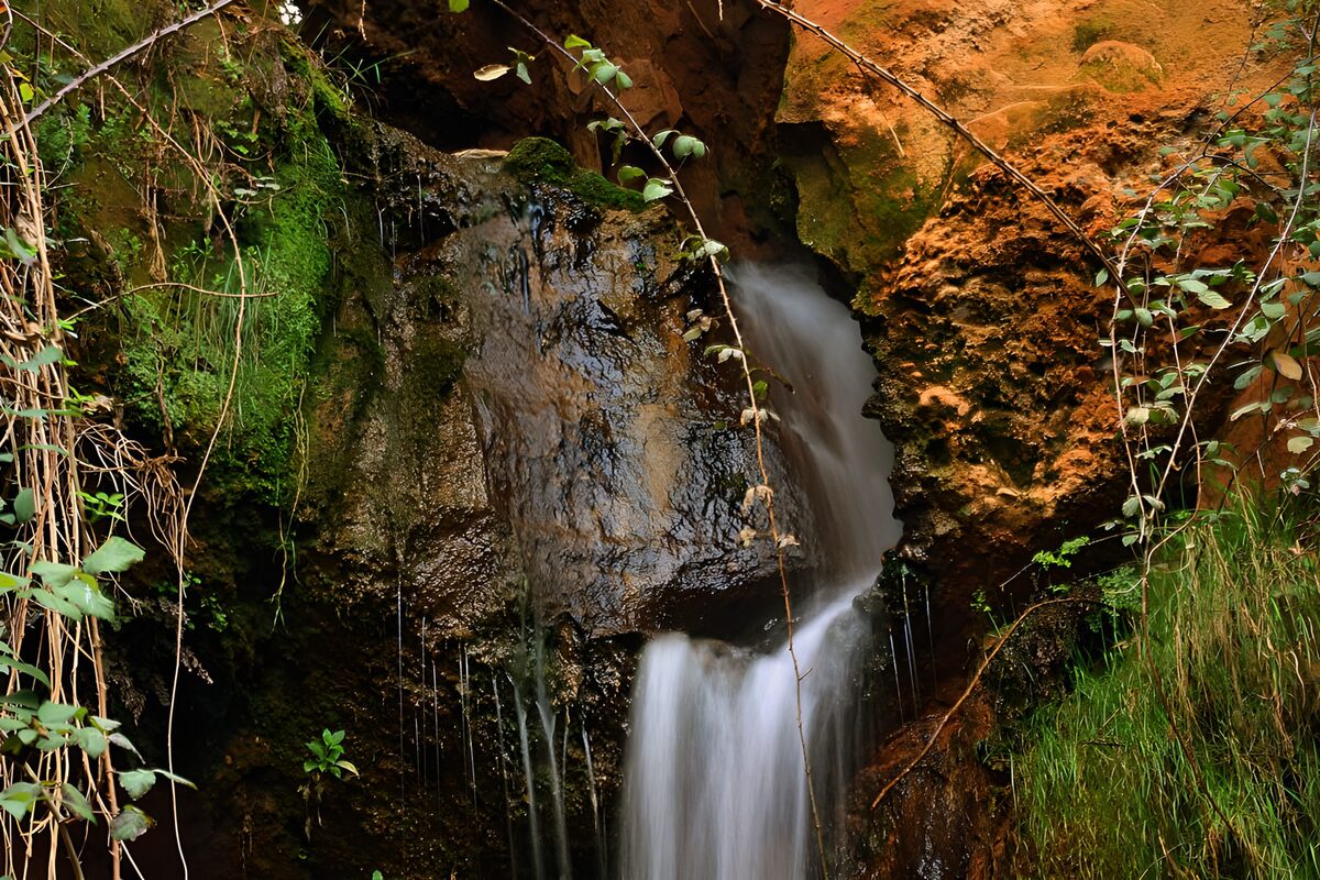 Kleiner Wasserfall zwischen Moos und Fels