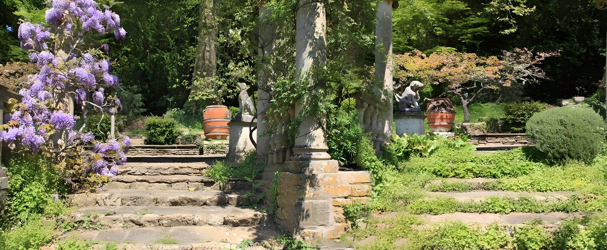 Steintreppen und Blauregen im Frühlingsgrün