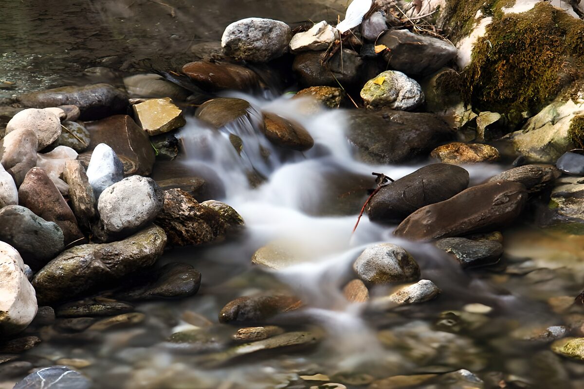 Kleiner Bach zwischen rauen Felsen