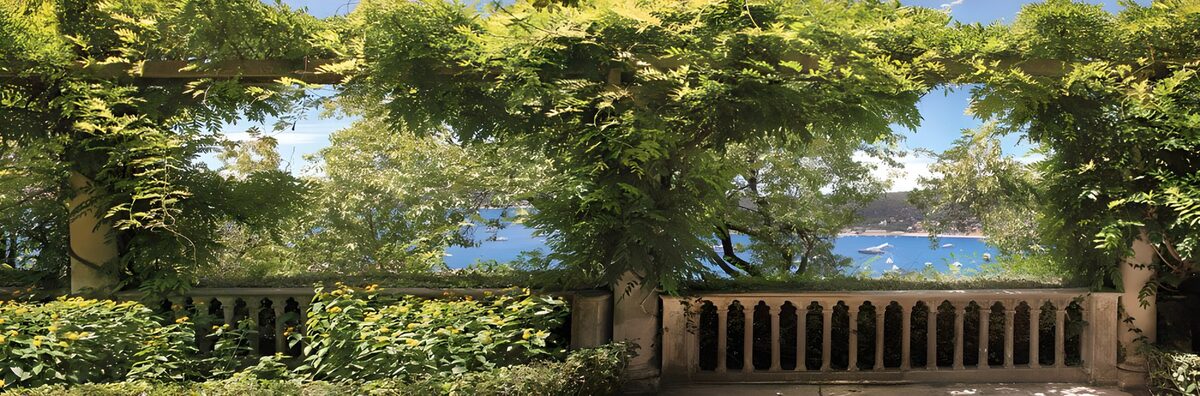 Sommerliche Pergola mit Blick auf die Bucht