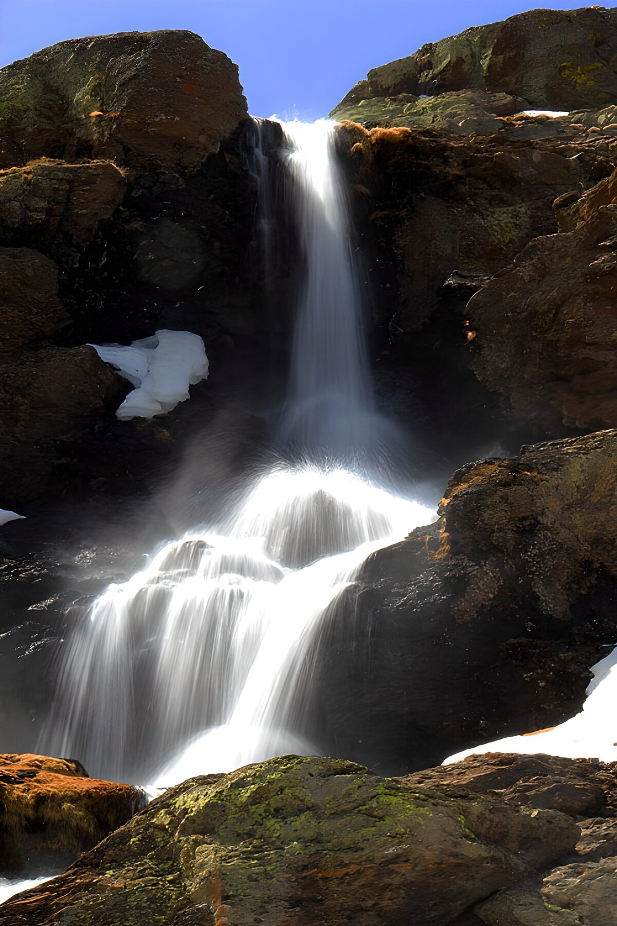 Wasserfall zwischen schroffen Felsen