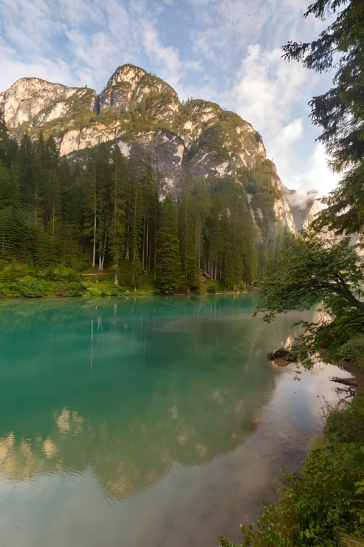 Türkiser Bergsee in stiller Felskulisse