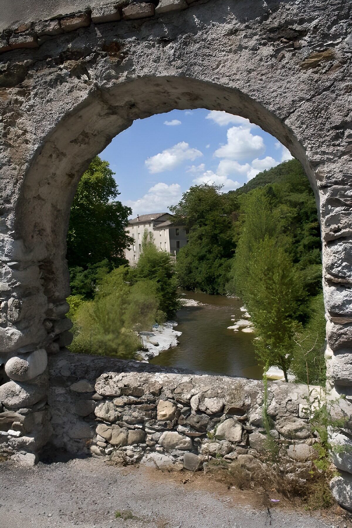 Wo der Steinbogen den Sommer rahmt