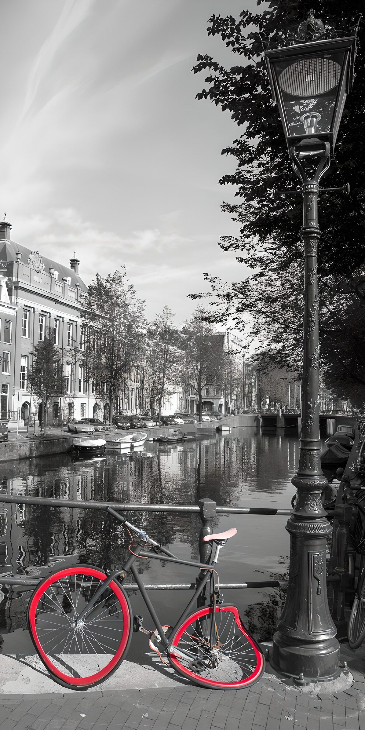 Fahrrad und Laterne am stillen Kanal