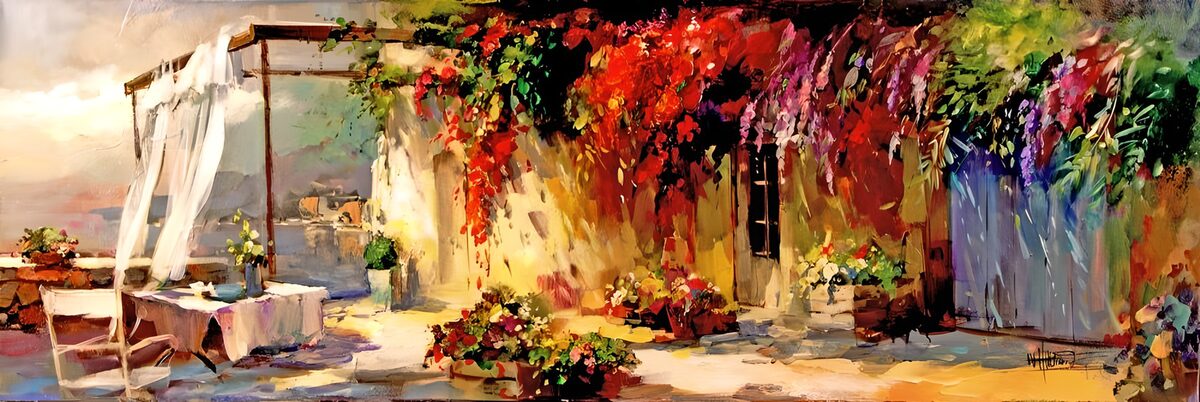 Sonniger Innenhof mit Tisch und Blüten