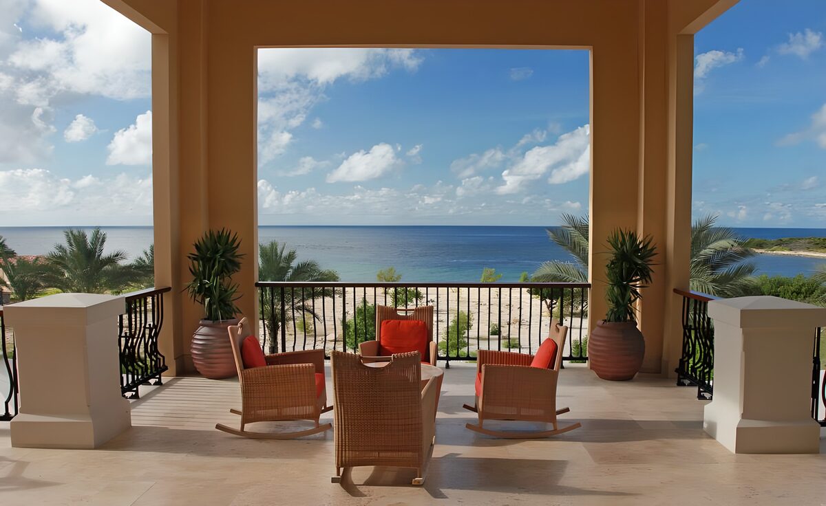 Schaukelstühle auf der Terrasse am Meer