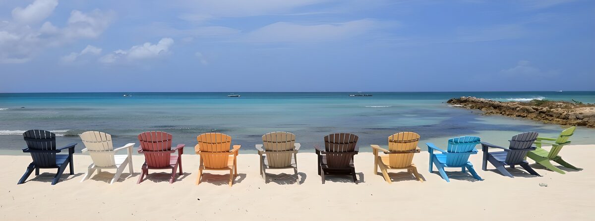 Zehn bunte Strandstühle am stillen Meer