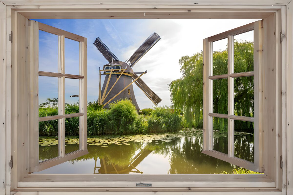 Windmühle am Teich im Fensterblick