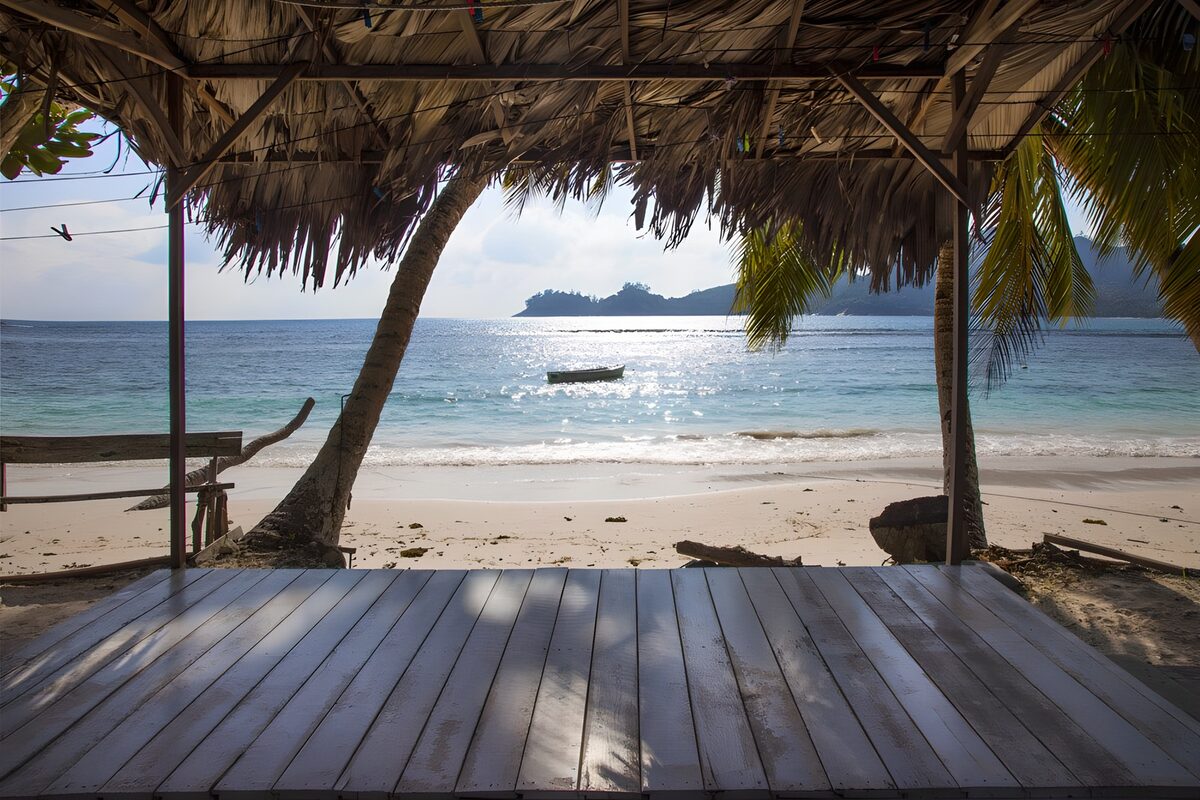 Strandhütte mit Blick aufs türkisgrüne Meer