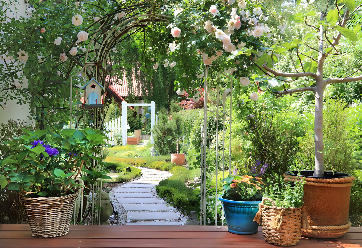Rosenbogen am geschwungenen Gartenweg