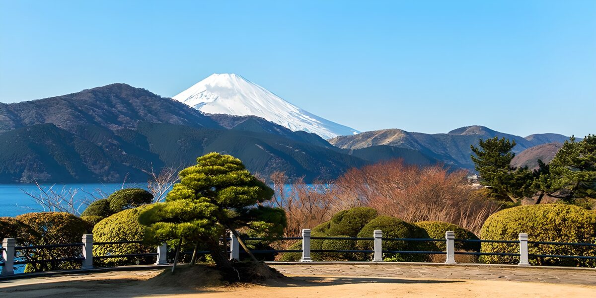 Fuji, blauer See und gepflegter Garten