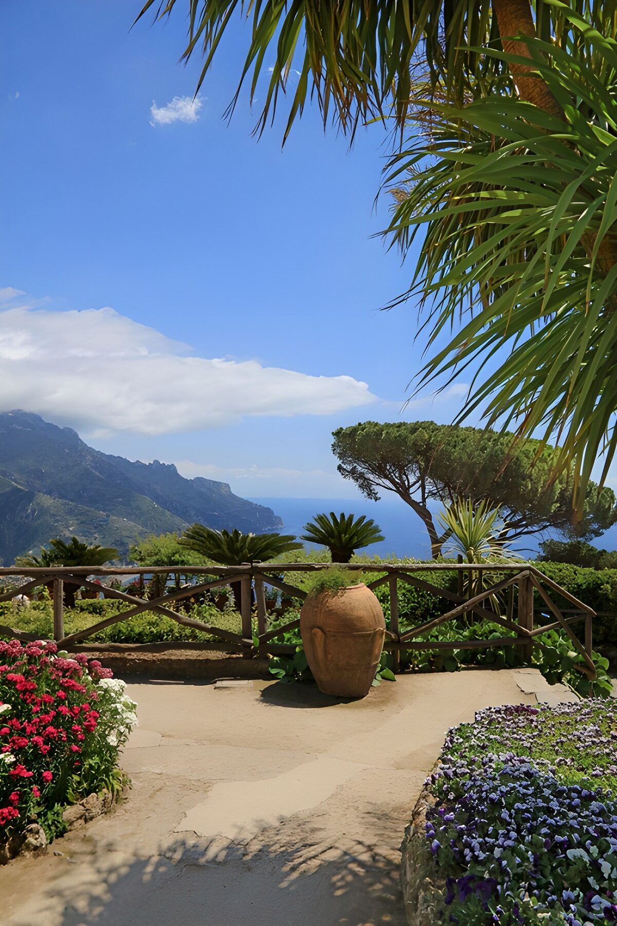 Sonnige Gartenterrasse mit Meerblick