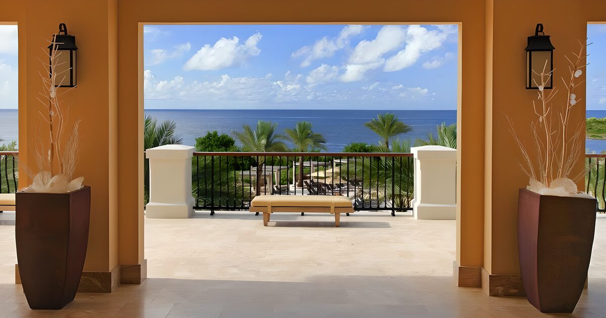 Überdachte Terrasse mit weitem Meerblick