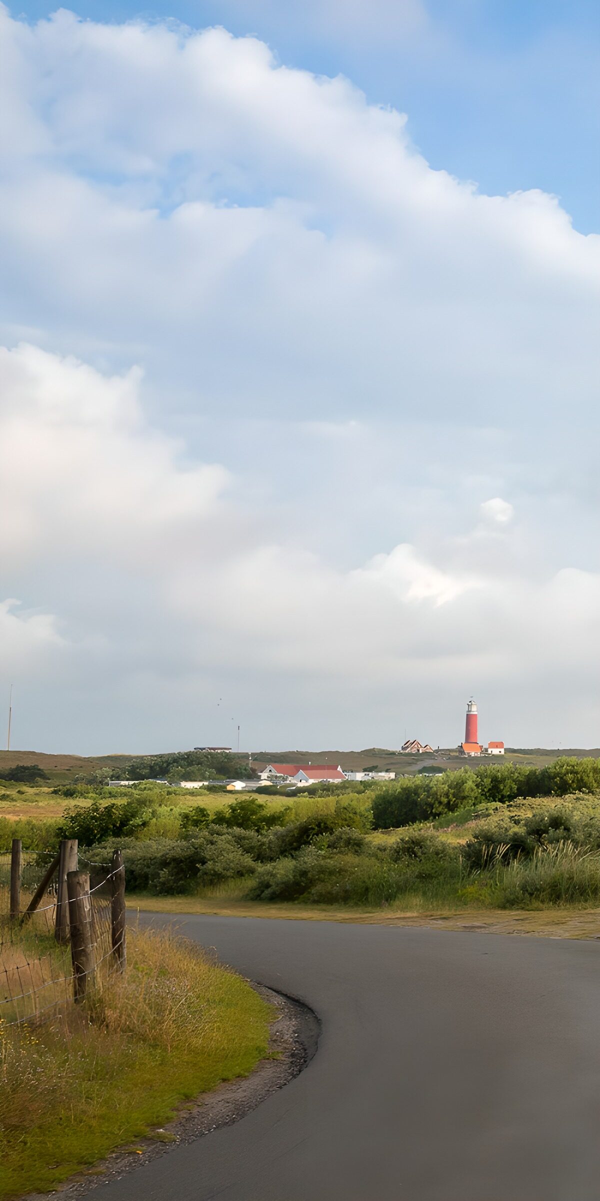 Straßenkurve mit rotem Leuchtturm
