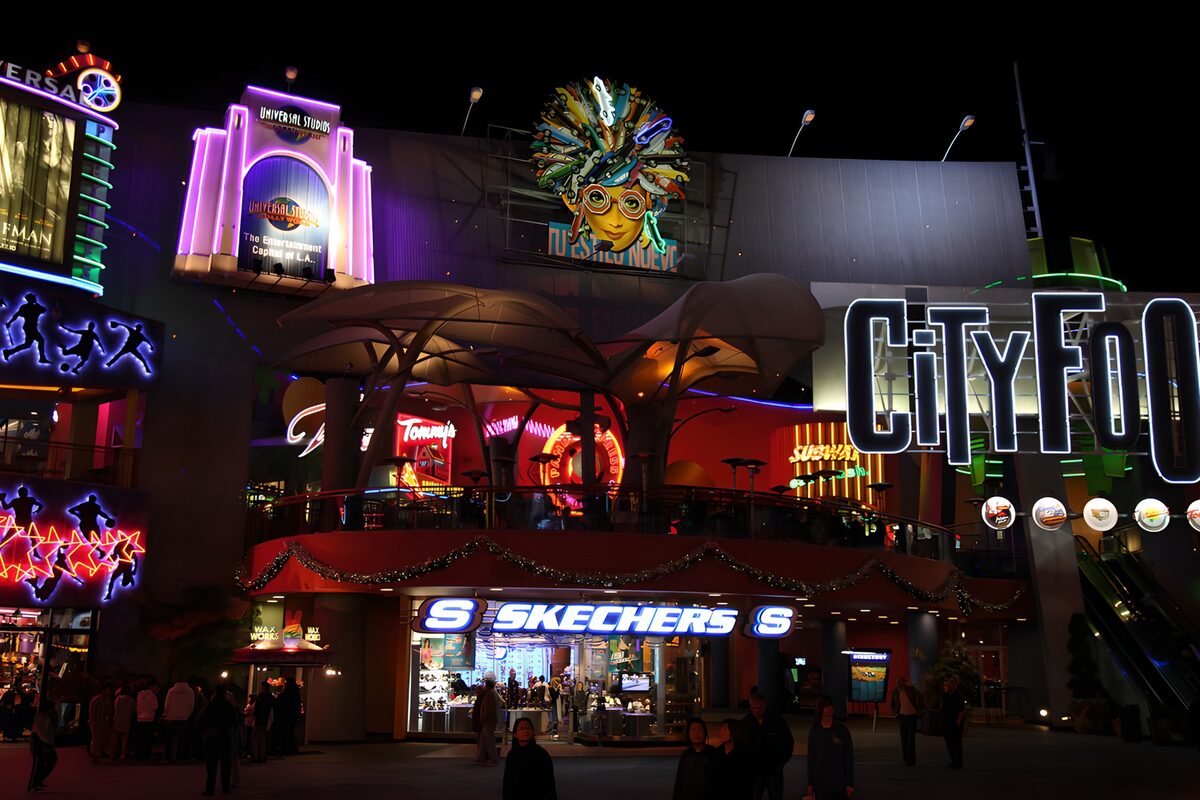 Einkaufszentrum im nächtlichen Neonlicht