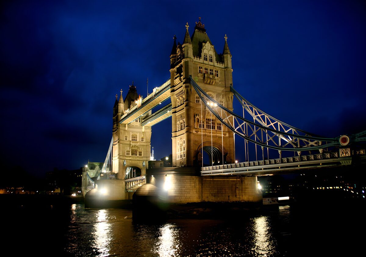 Tower Bridge bei Nacht im goldenen Licht