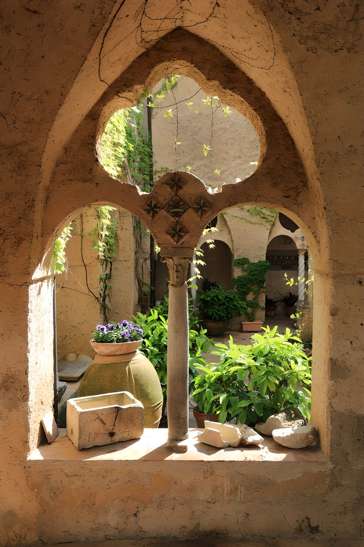 Sonniger Innenhof hinter Steinbögen