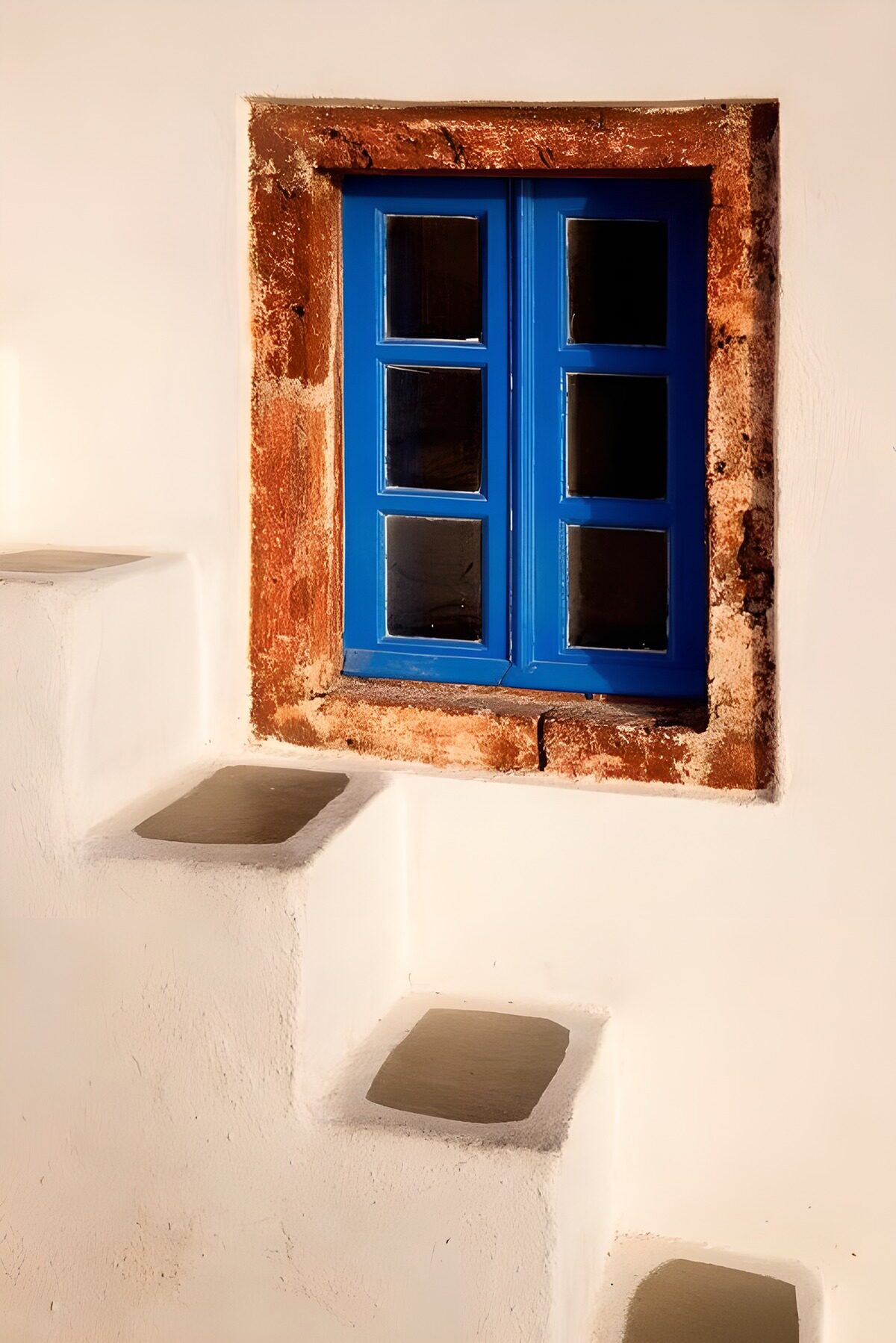 Blaues Fenster über sonnenwarmen Stufen
