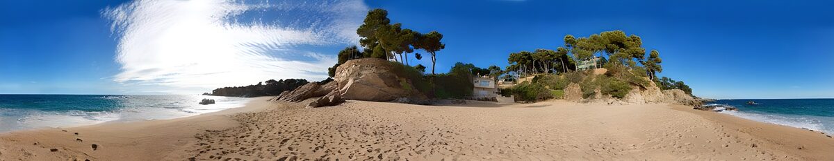 Sandstrand mit Felsen und türkisblauem Meer