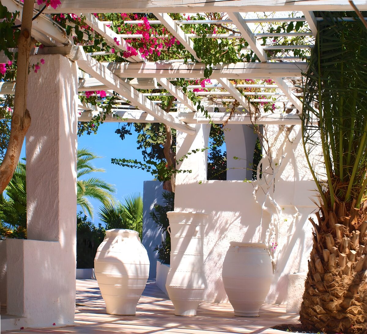 Weiße Pergola mit pinker Bougainvillea