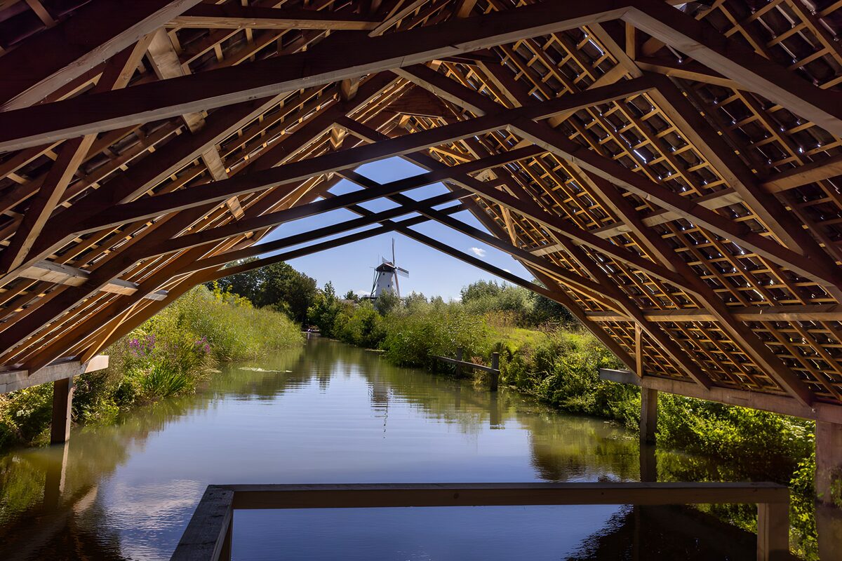 Windmühlenblick unter dem Holzdach