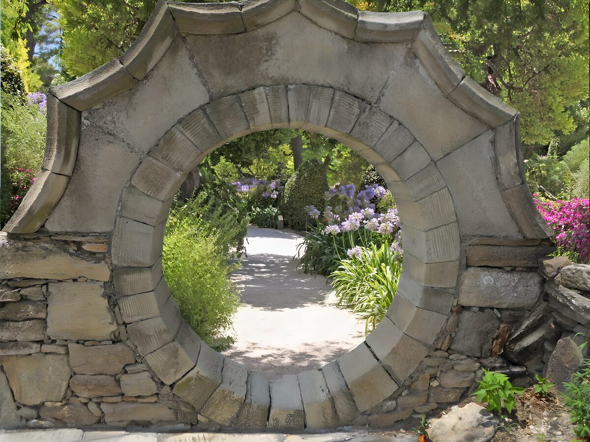 Rundes Steintor zum blühenden Garten