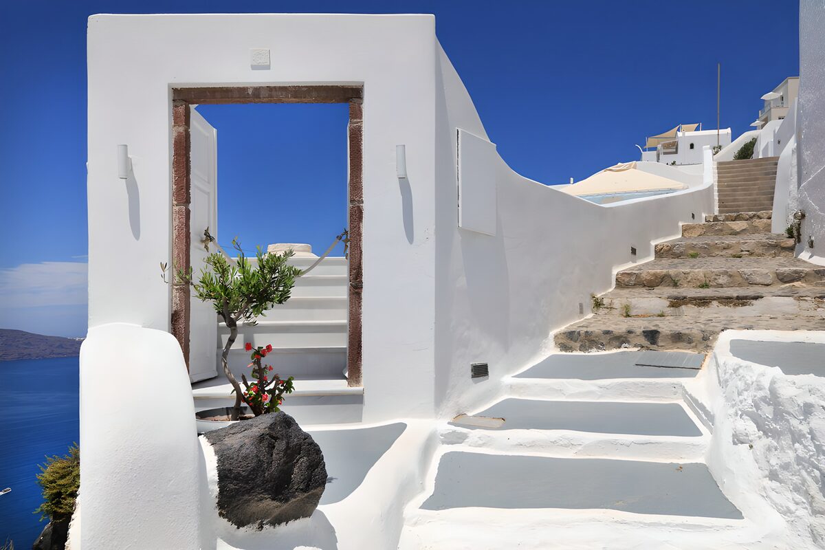 Weiße Treppen über tiefblauem Meer