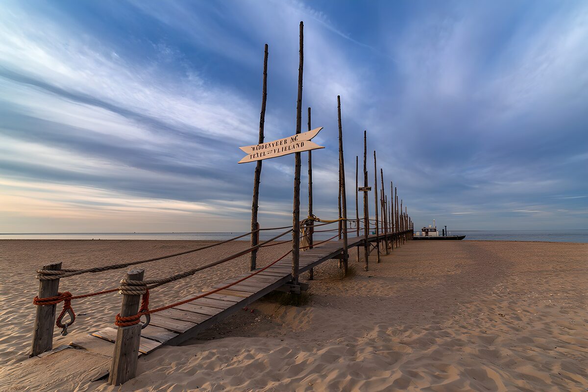 Holzsteg am Strand im Abendlicht