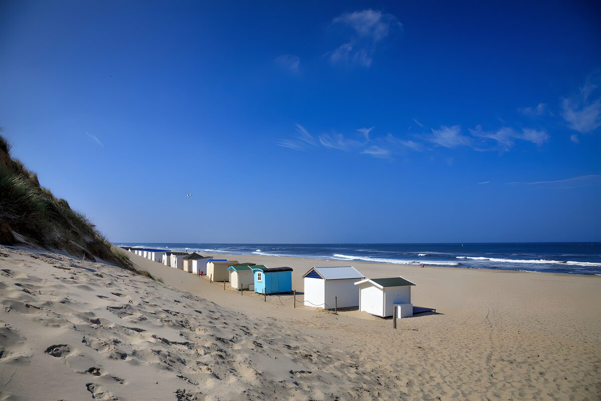 Strandhütten am sonnigen Sandstrand