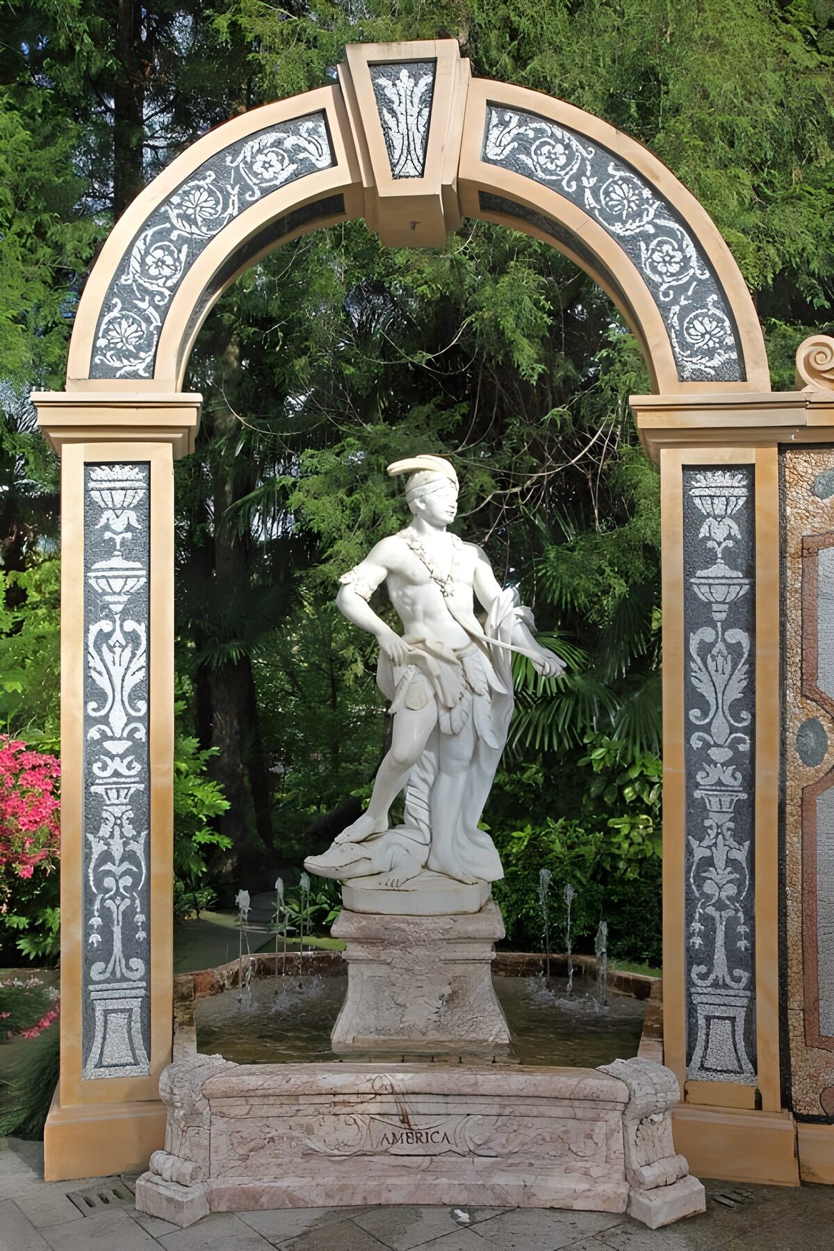 Weiße Brunnenstatue unter dem Zierbogen