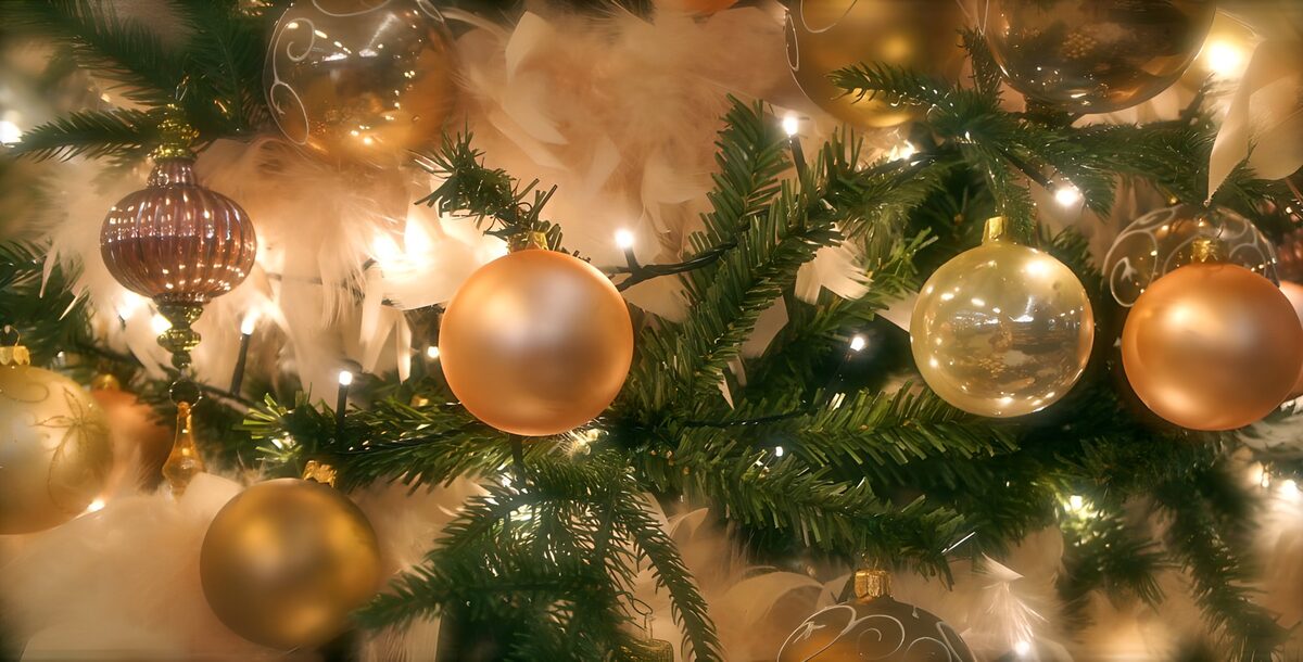 Weihnachtsbaum mit Goldkugeln im Lichterglanz