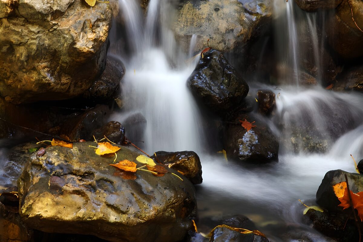 Wasserfall zwischen Felsen im Herbst