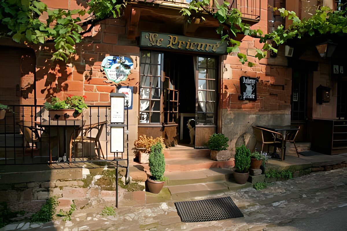 Restaurantterrasse an roter Backsteinwand