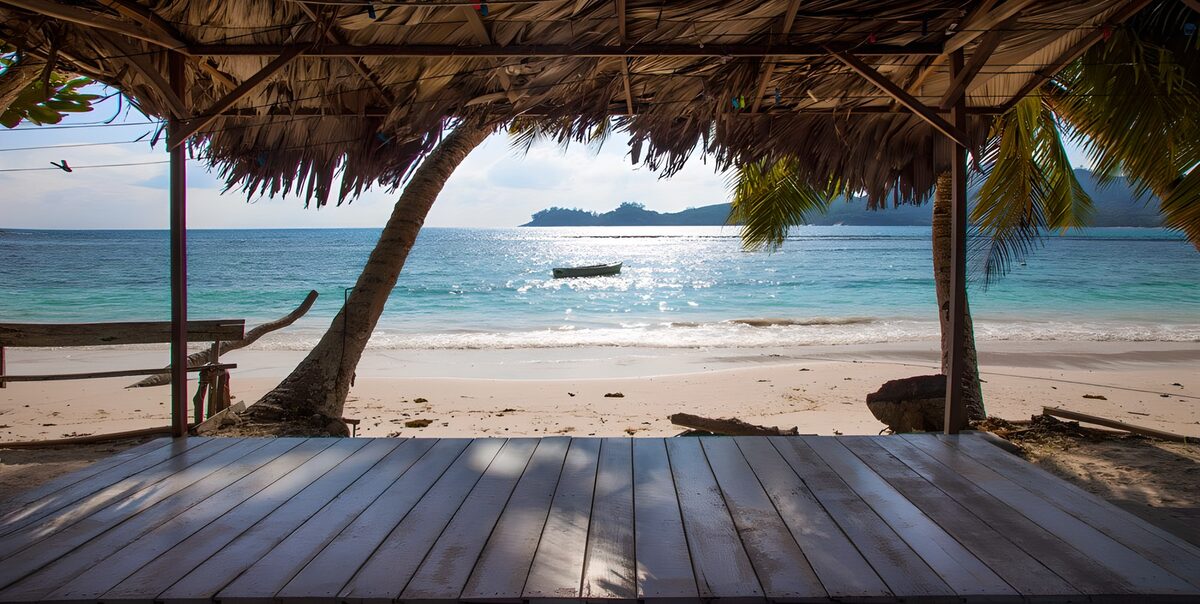 Meerblick aus der schattigen Strandhütte