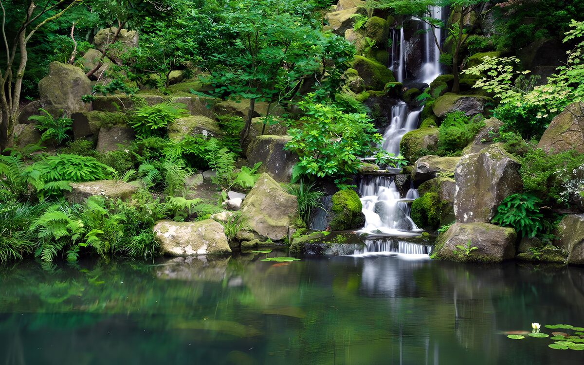 Wasserfall am stillen Gartenteich