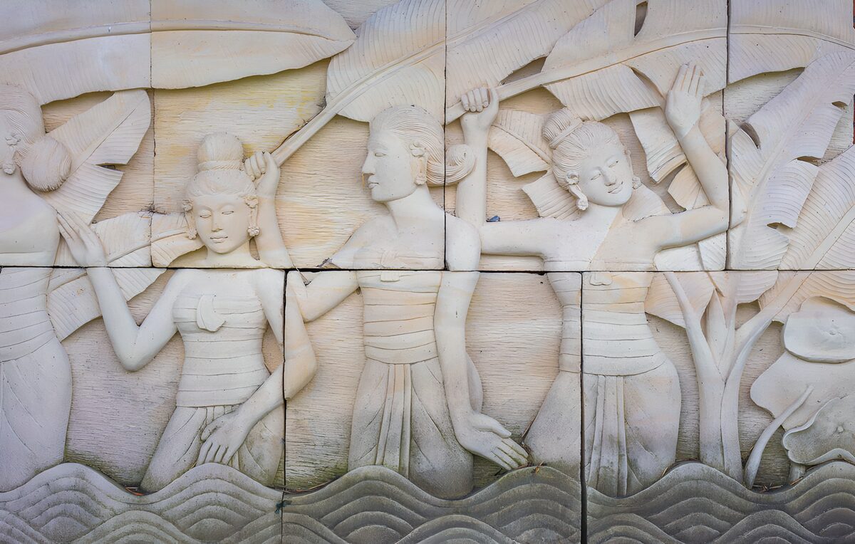 Frauenrelief mit Blättern und Wellen