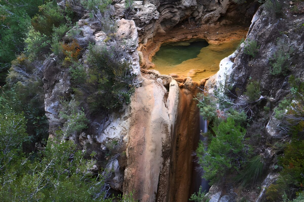 Grünes Felsbecken über dem Wasserfall