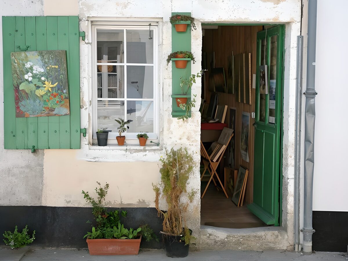 Alte Galeriefassade mit grünen Läden