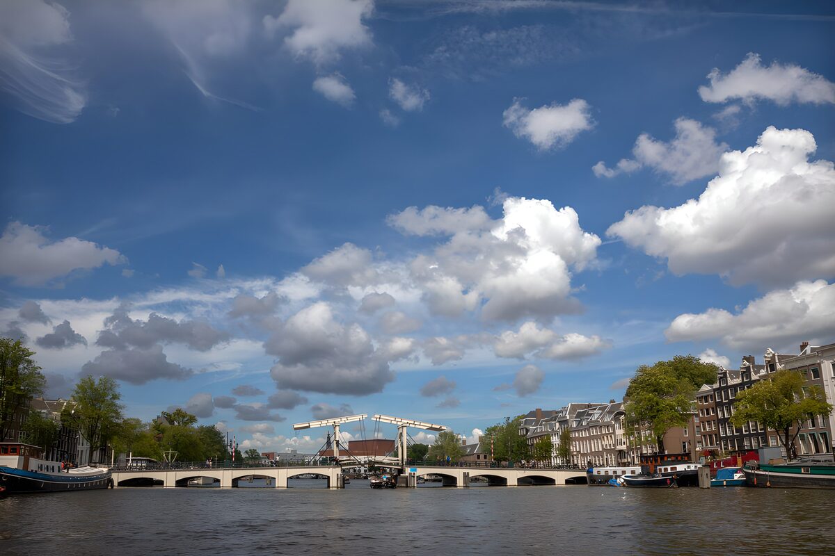 Weiße Zugbrücke unter weitem Wolkenhimmel